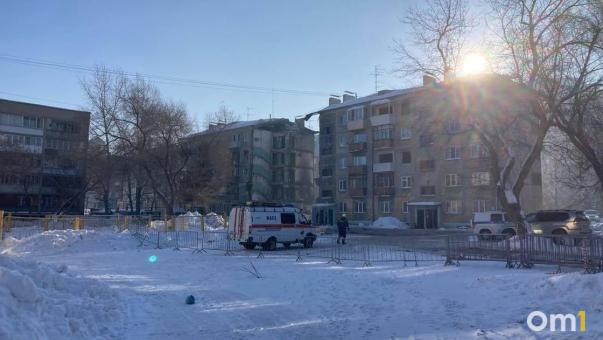 В Новосибирске неприятный запах из квартиры вынудил жильцов дома вызвать спасателей