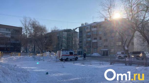 В Новосибирске неприятный запах из квартиры вынудил жильцов дома вызвать спасателей