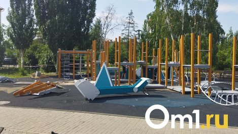 В Омске на бульваре Победы монтируют новую детскую площадку