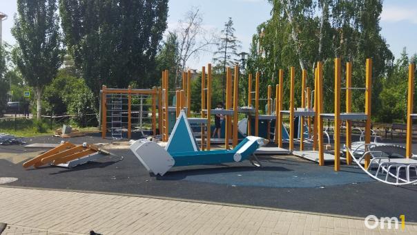 В Омске на бульваре Победы монтируют новую детскую площадку
