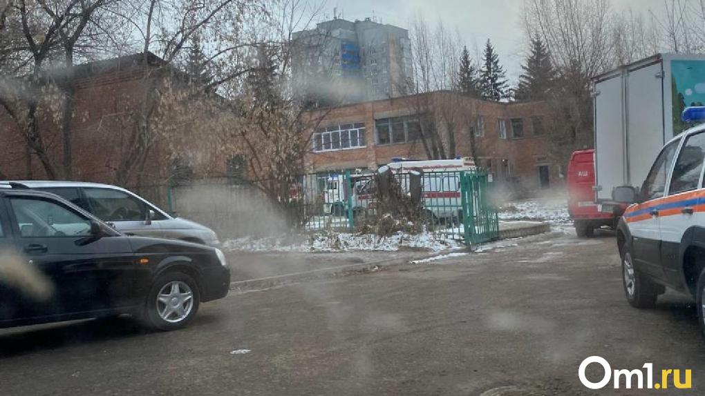 В Омске горевший детский сад заливает водой
