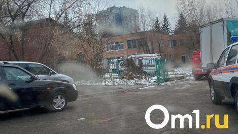 В Омске горевший детский сад заливает водой