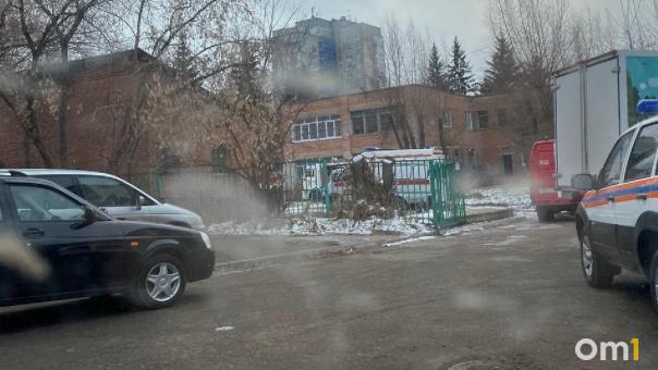 В Омске горевший детский сад заливает водой