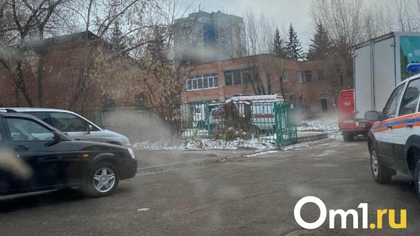 В Омске горевший детский сад заливает водой