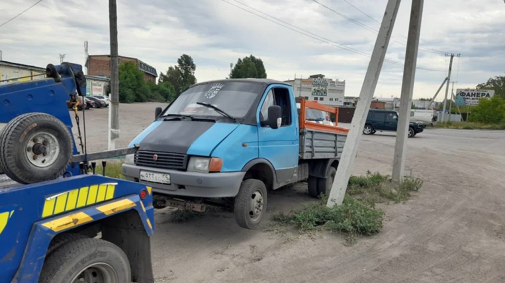 В Омске эвакуировали авто во время рейда по борьбе с незаконной перевозкой мусора