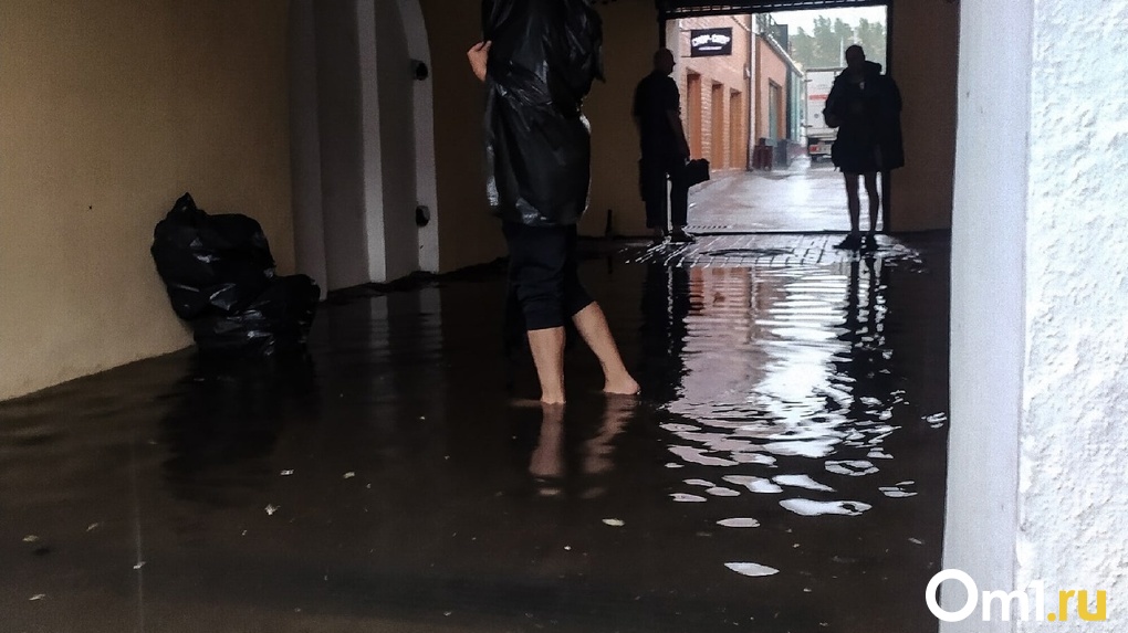 В Омске как в Сочи? Жуткий ливень вывел из строя светофоры, затопил дороги и угрожает работе аэропорта