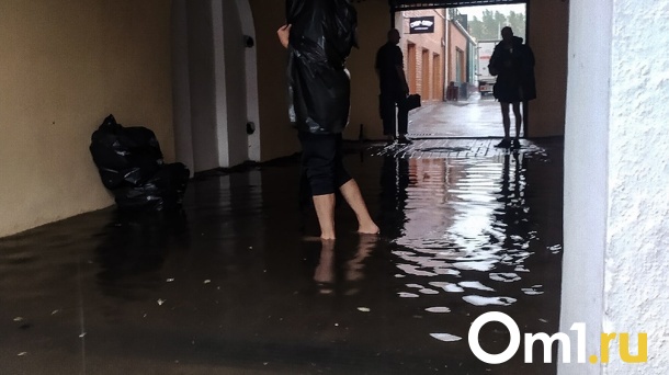В Омске как в Сочи? Жуткий ливень вывел из строя светофоры, затопил дороги и угрожает работе аэропорта