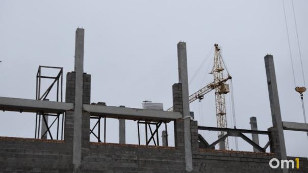35-летний рабочий сорвался с трёхметровой высоты и погиб в Новосибирске