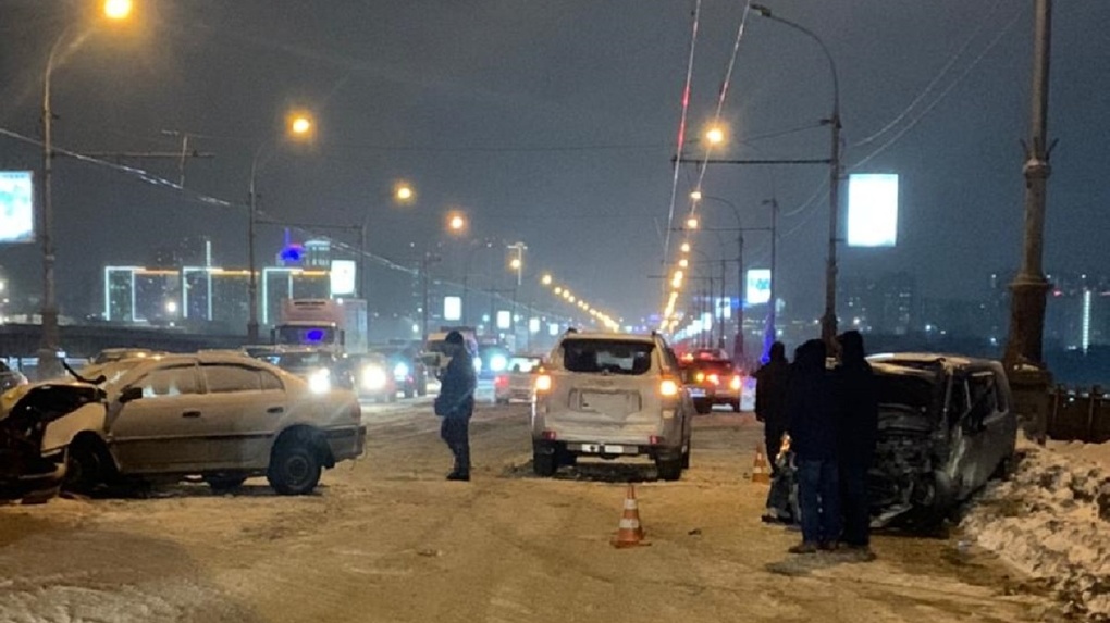 «Водитель сломал обе ноги»: четыре машины столкнулись на Октябрьском мосту в Новосибирске