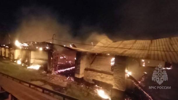 В Омской области загорелся огромный склад с зерном