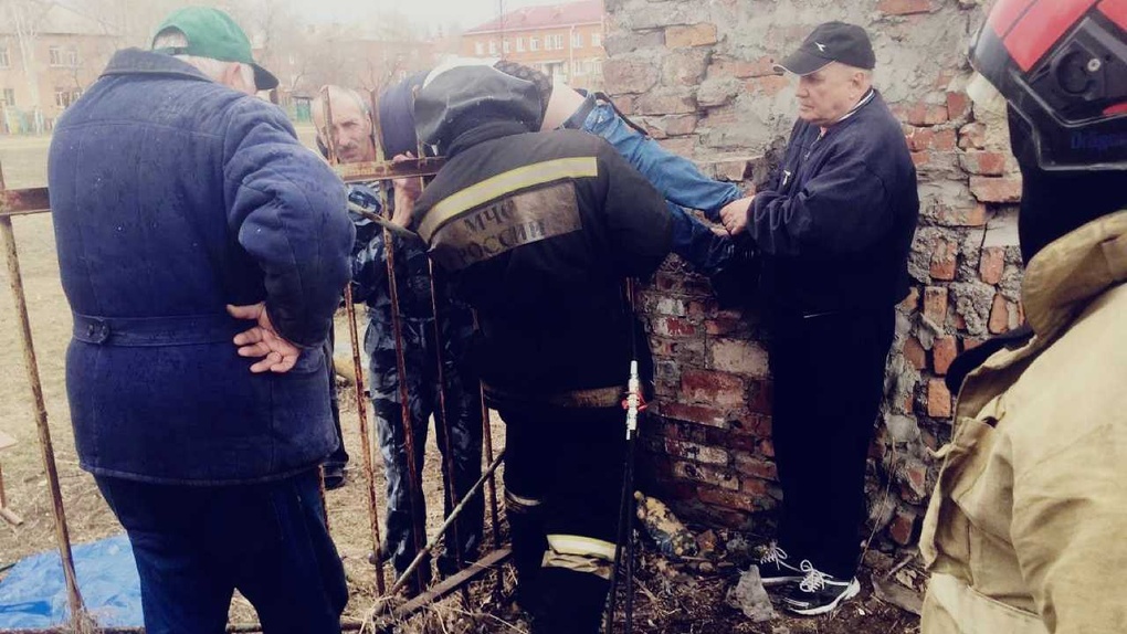 В Омске школьник перелазил через забор, сорвался и напоролся на штырь