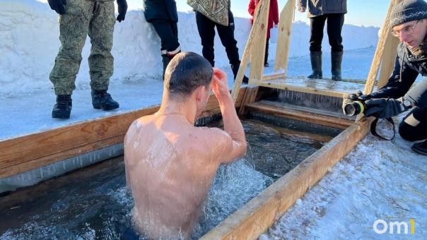 Омский врач рассказала, чем полезно купание в проруби