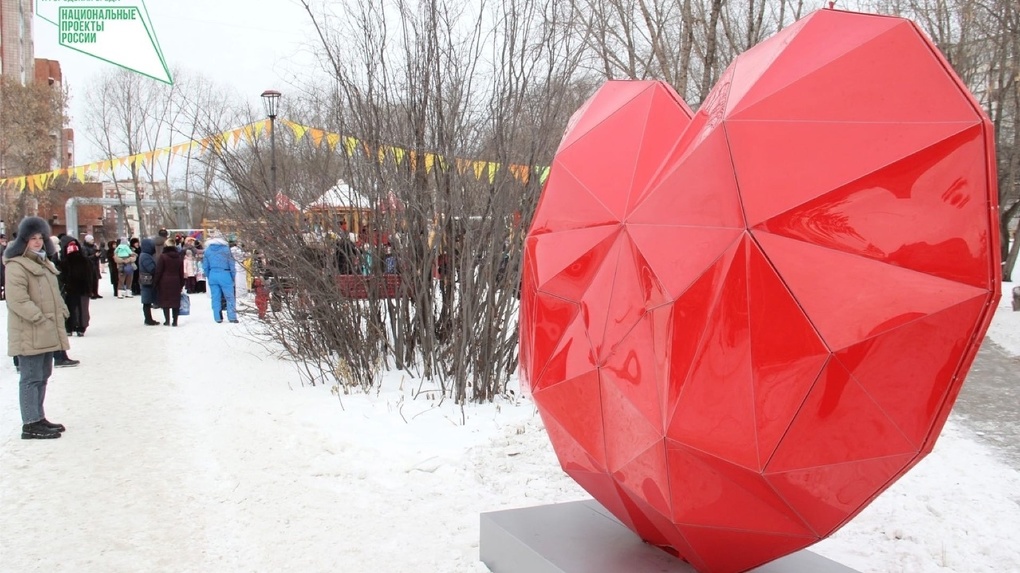 В Омске к Новому году открыли сквер с большим красным сердцем