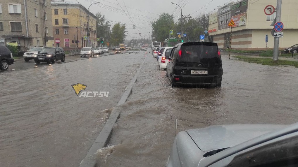 Шесть территорий Новосибирска затопило из-за проливного дождя