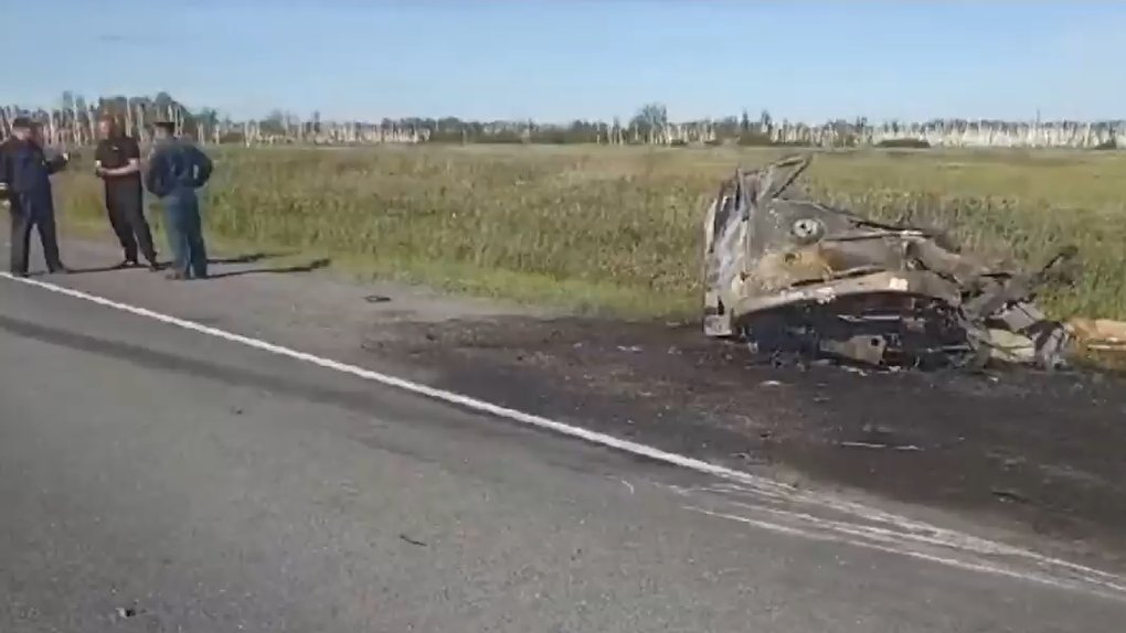 В Омске после столкновения УАЗ сгорел вместе с водителем