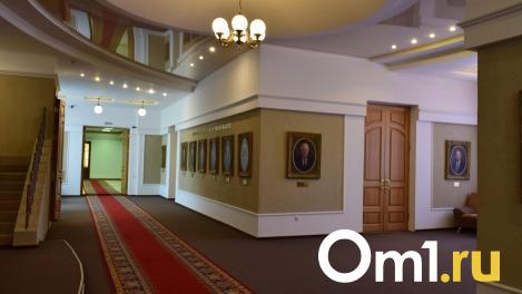 Виталий Хоценко наградил золотой медалью бывшего руководителя Омска