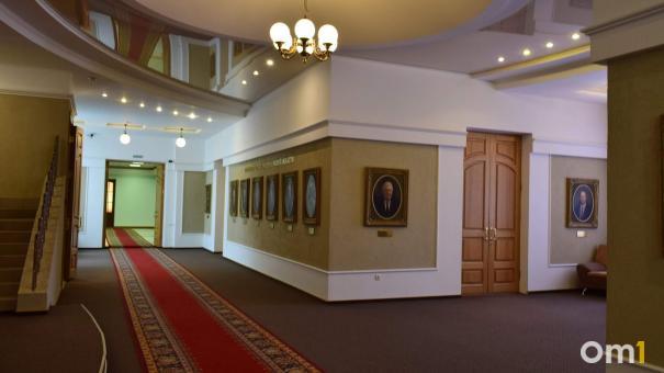 Виталий Хоценко наградил золотой медалью бывшего руководителя Омска
