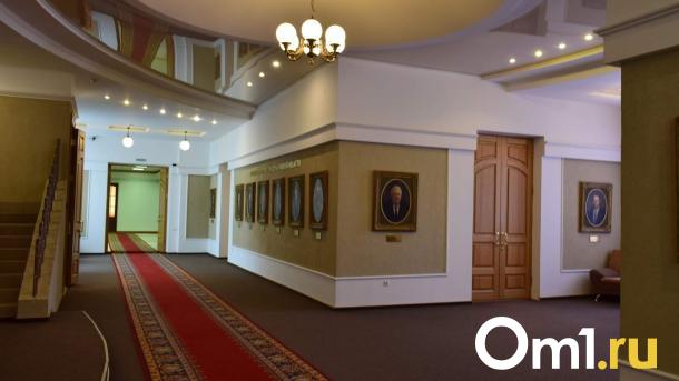 Виталий Хоценко наградил золотой медалью бывшего руководителя Омска
