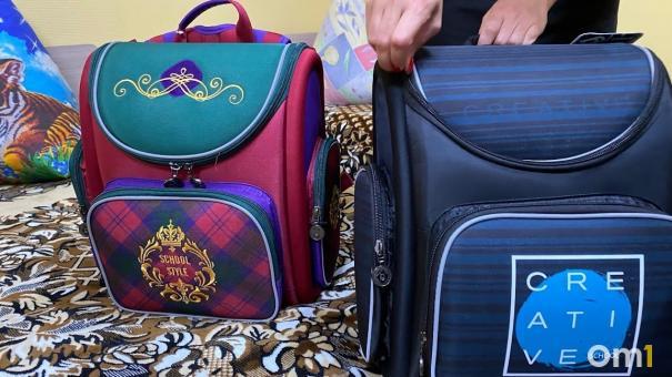 Омичам рассказали, как правильно выбрать школьный портфель для ребёнка