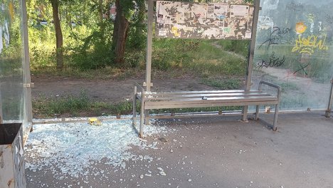Омские вандалы вновь надругались над остановкой