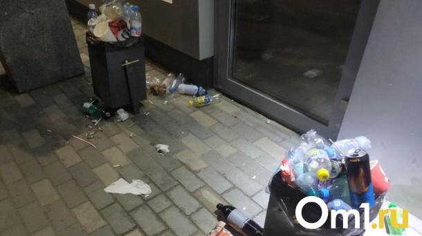 Забиты доверху. Омичи поделились фотографиями мусорок на Соборной площади