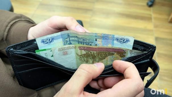 Омские суды разрешили родственникам снимать деньги с карт покойников