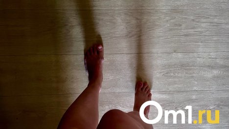 По центру Омска разгуливала босая женщина без штанов