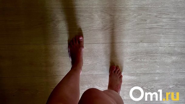 По центру Омска разгуливала босая женщина без штанов