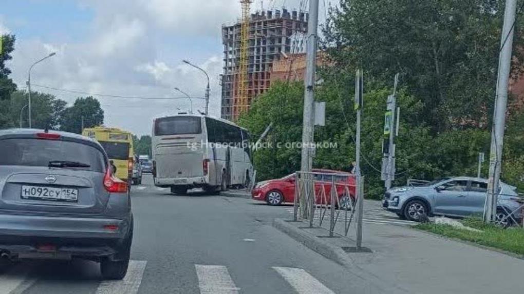 Пассажирский автобус влетел в столб на Первомайке