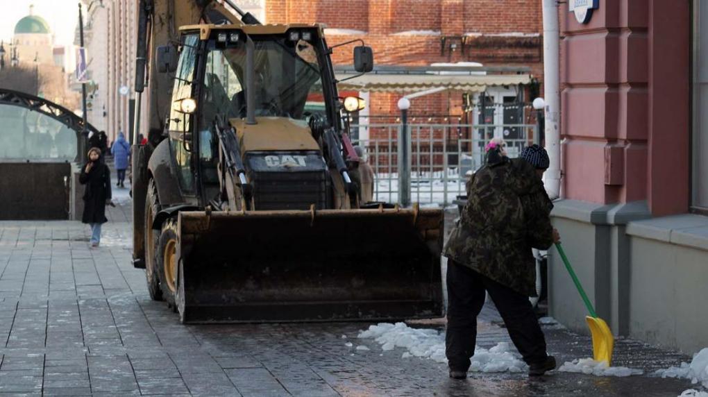 В Новосибирске дворы превращаются в снежные ловушки для автомобилей