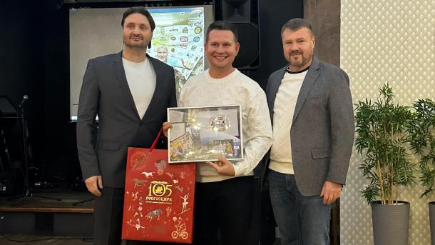 Флаг Омского цирка побывал в открытом космосе