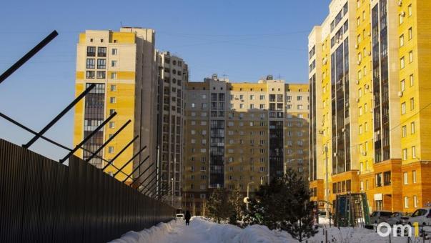 В Омске жильё сдают с опозданием в среднем на 22 месяца