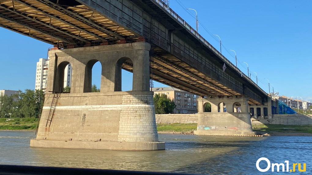 У Ленинградского моста в Омске машина опрокинулась на бок