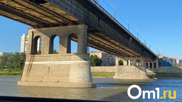 У Ленинградского моста в Омске машина опрокинулась на бок