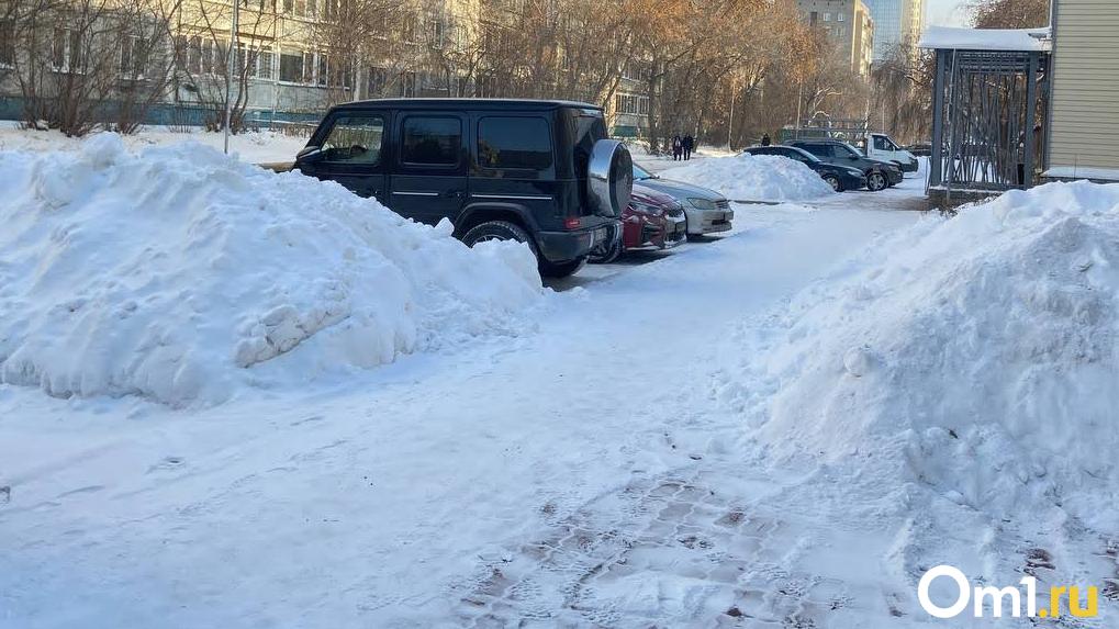 Автомобилисты построили в омском дворе «ловушку» для детей