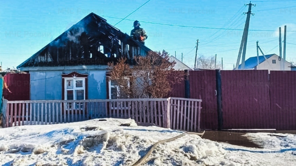Омский спасатель в свой выходной вывел из огня бабушку с внучкой и спас дом от взрыва