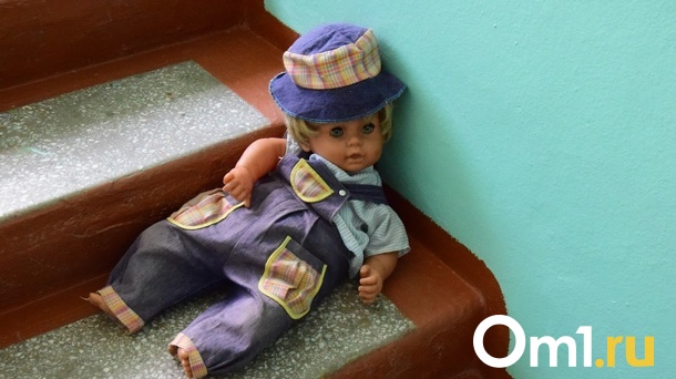 Шлёпнул по попе. Омич обвинил экс-уголовника в разврате своей 4-летней дочки
