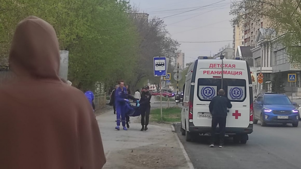 «Вёл себя неадекватно, валялся на земле»: 21-летнего дебошира увезли на скорой в Новосибирске