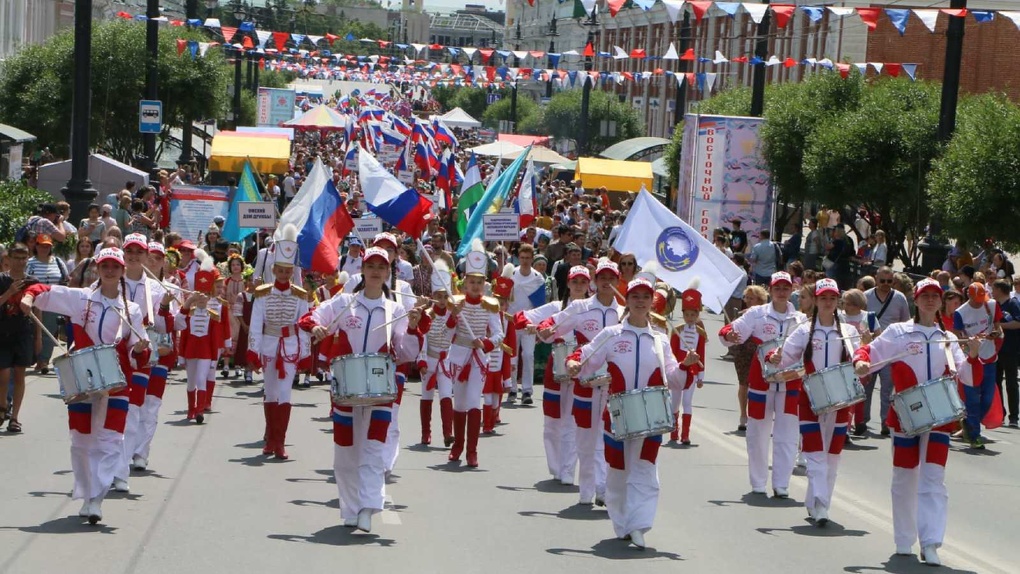 В параде национальностей приняли участие более 2 000 человек