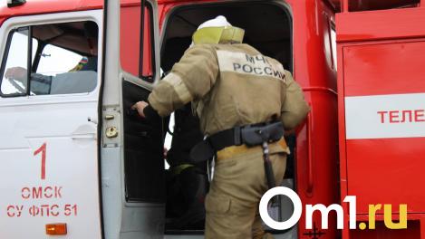 В Омске горит дом в частном секторе