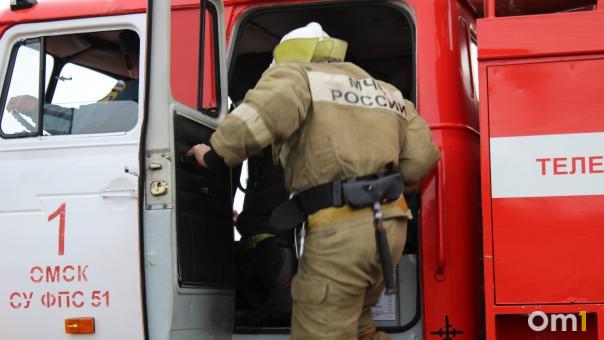 В Омске горит дом в частном секторе