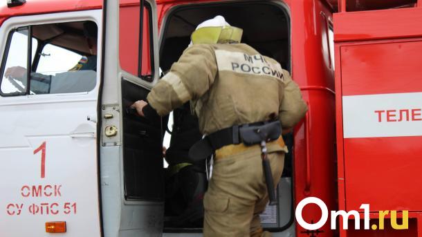 В Омске горит дом в частном секторе