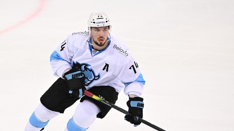 Экс-капитан «Авангарда» Алексей Емелин травмировал ногу молодому капитану сборной России