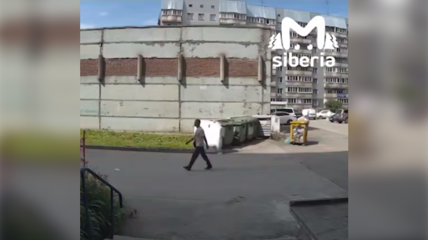 Мужчина угощал детей конфетами в Новосибирске и попытался увести девочку
