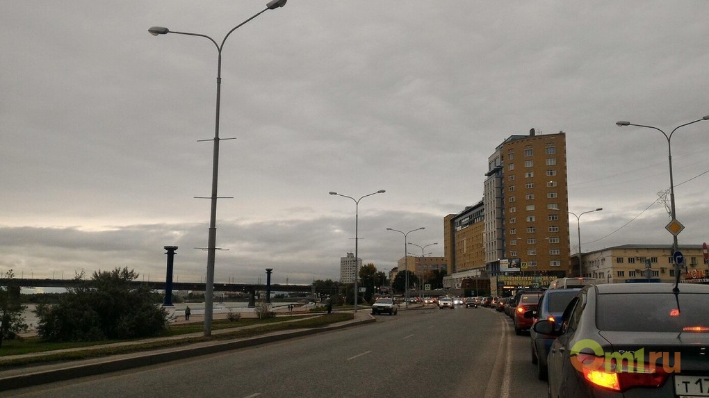 В омском департаменте транспорта не могут назвать причину огромной пробки на Иртышской набережной