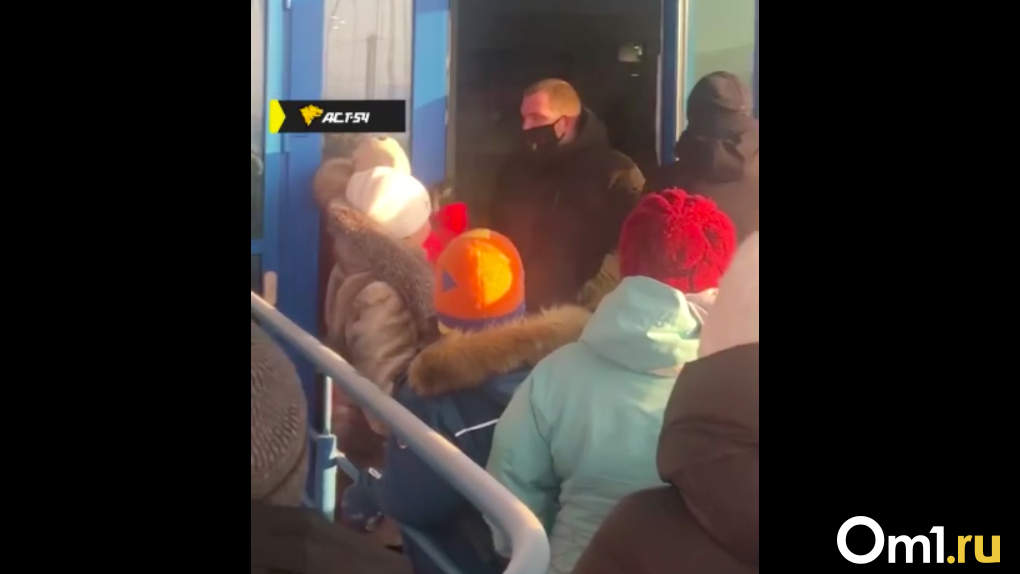 Кологривый дебош в новосибирске видео. Очередь в аквапарк Новосибирск. Аквапарк Новосибирск 2021. Охранники в аквапарке Новосибирск. Случаи в Новосибирском аквапарке.