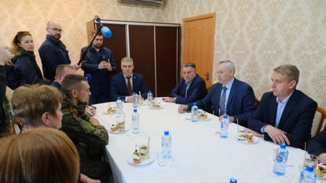 Губернатор Новосибирской области встретился с приехавшим в отпуск участником СВО