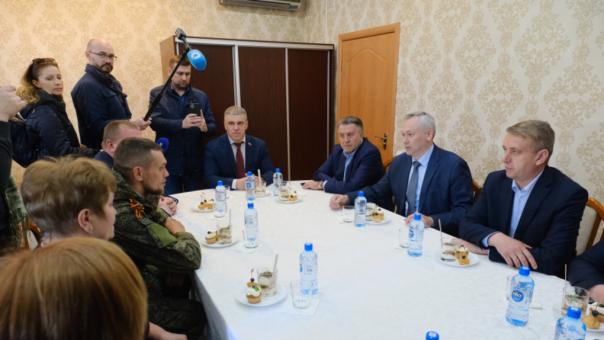 Губернатор Новосибирской области встретился с приехавшим в отпуск участником СВО