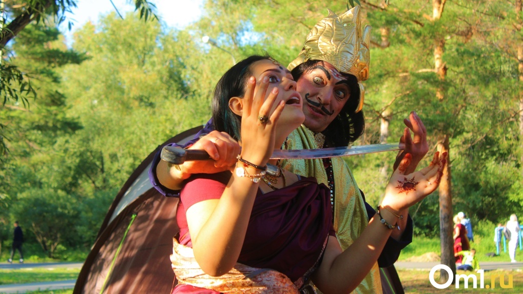 Приехал из Индии жениться на омской девушке: в парке «Зелёный остров» сыграли индийскую свадьбу