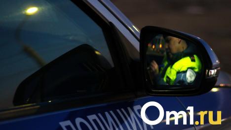 В Омске легковушка протаранила двери популярного магазина